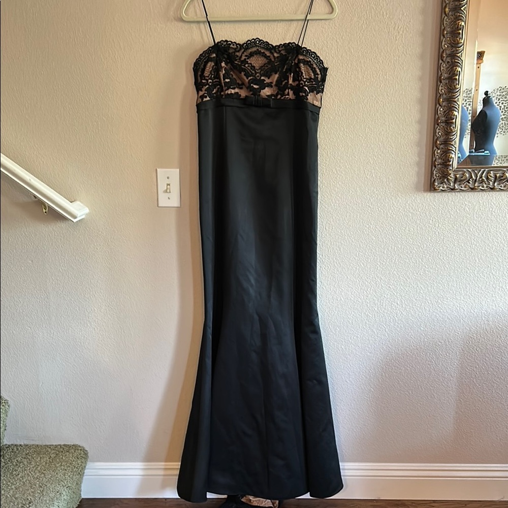 Elegant Black Lace Evening Gown